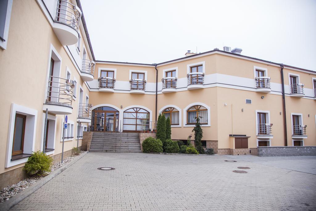 Hotel Eminent Zlaté Moravce Exterior photo
